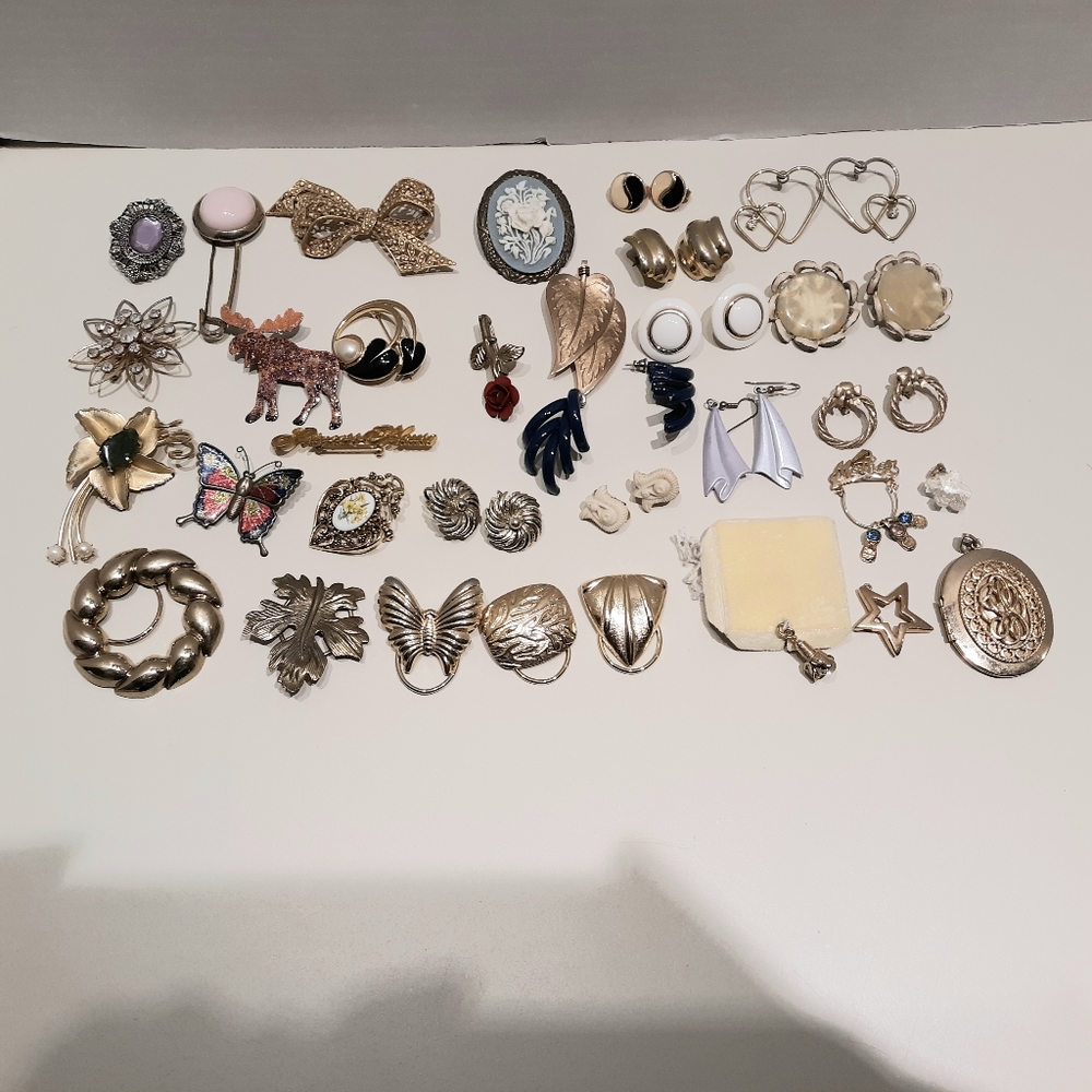 33 PIECES BROOCHES EARRINGS SCARF CLIPS PENDANTS